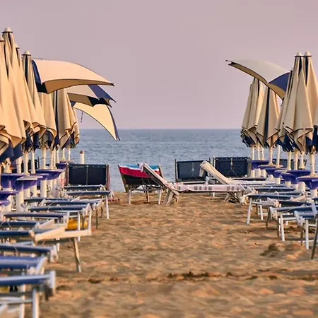 Bright Flat In A With Shared Pool Μπιμπιόνε